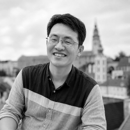 정병규 작가 흑백 프로필 사진